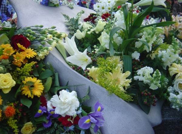 Beschrijving: DSC04081 a shower of flowers for memorial and peace